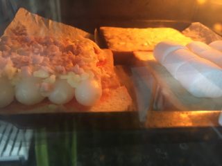 25、四种方式吃吐司,烤箱预热180度，三种准备好的吐司放进去烤10分钟左右，中途调换下烤盘，受热均匀些