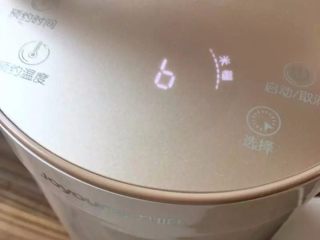 9、补中益气的南瓜米糊,等豆浆机发出滴滴声，说明米糊已经做好了。