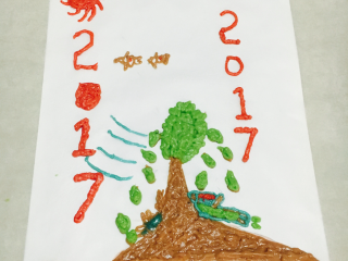 1、蛋糕卷,黄油温室软化稍稍打均匀+玉米油搅匀+糖粉+蛋清「分两次加入」搅匀，+低粉过筛，这样就做好彩绘用的蛋糊了，「色素颜色自选加入，」油纸铺在画好的