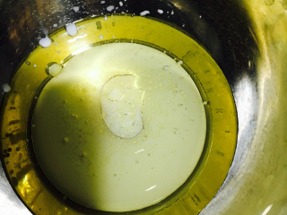 2、蛋糕卷,食用油加牛奶，搅打均匀！