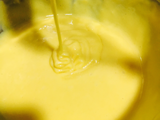 6、蛋糕卷,用手抽就可以搅拌均匀了蛋糊了！