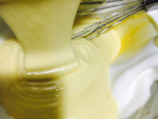 9、蛋糕卷,取三分之一拌入蛋黄糊，用手抽翻拌就可以。