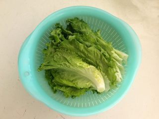 2、5分钟快手菜 蚝油生菜,把生菜掰开,清洗干净