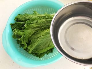 3、5分钟快手菜 蚝油生菜,水烧开后浇到生菜上烫1分钟