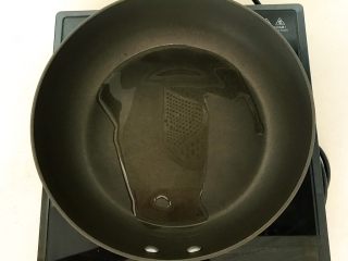 6、5分钟快手菜 蚝油生菜,炒锅烧热后加入大豆色拉油