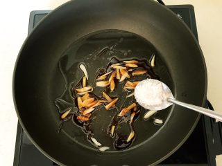 9、5分钟快手菜 蚝油生菜,加入白糖