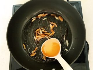 11、5分钟快手菜 蚝油生菜,加入1勺开水