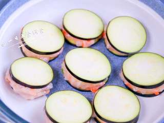 4、虾仁蒸茄盒,将胡萝卜虾泥馅塞入茄夹里，馅多一点少一点都不要紧。