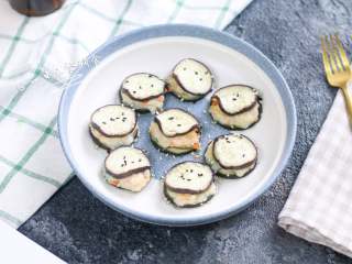 5、虾仁蒸茄盒,放入蒸锅，冷水上锅蒸10分钟出锅。