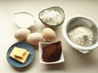 1、黑森林蛋糕,材料称量准确。