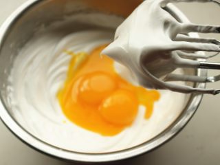 5、黑森林蛋糕,加入蛋黄。