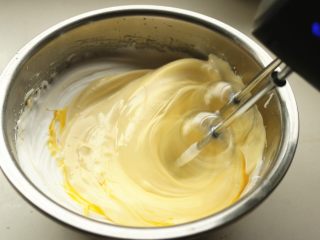 6、黑森林蛋糕,继续打发。