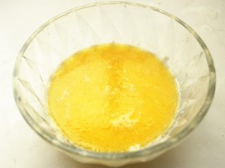 11、黑森林蛋糕,黄油和牛奶微波炉加热1分钟。