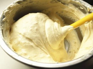 10、黑森林蛋糕,翻拌好的面糊。