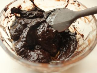 13、黑森林蛋糕,趁热搅拌均匀，晾凉。