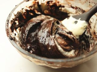 14、黑森林蛋糕,先挖一勺蛋糊放入可可糊内，搅拌均匀。