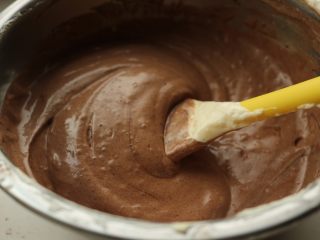 16、黑森林蛋糕,兜底搅拌均匀。