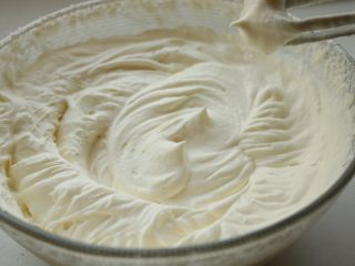 20、黑森林蛋糕,淡奶油加砂糖B打发到硬性发泡。