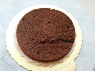 21、黑森林蛋糕,先放一片蛋糕。