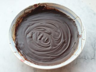 25、黑森林蛋糕,25、巧克力加少许牛奶和蜂蜜，隔热水溶化后，倒入一个比较广口的平盘里，送入冰箱冷藏变硬。