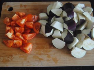 1、沙虫双茄,茄子和番茄切成滚刀块