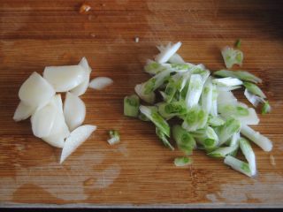 2、沙虫双茄,葱蒜切碎