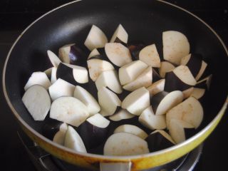 4、沙虫双茄,中小火热锅，放入沙虫翻炒