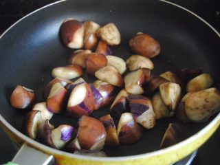 5、沙虫双茄,炒到失水变软，捞出备用