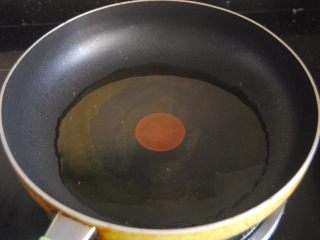 6、沙虫双茄,热锅，锅内放入适量花生油