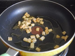 7、沙虫双茄,放入蒜末爆香