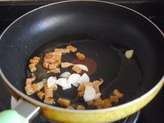 8、沙虫双茄,放入沙虫段小火爆香至金黄