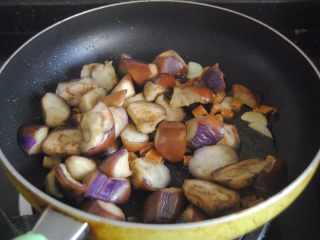 9、沙虫双茄,倒入茄子翻炒变软，加入酱油蚝油翻炒均匀