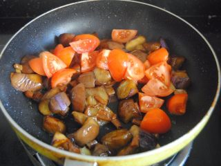 10、沙虫双茄,倒入番茄翻炒半分钟左右