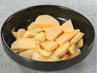 2、红薯饼干棒,把红薯洗净去皮，切片