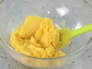 4、红薯饼干棒,把红薯压成泥备用