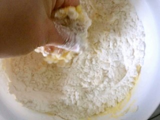 6、红薯饼干棒,用手揉搓黄油和低粉，成小颗粒状