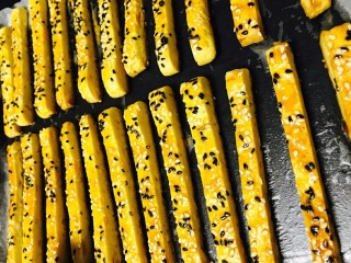 12、红薯饼干棒,烘烤时间到了以后可以让饼干继续在烤箱内，用余温挥发水分