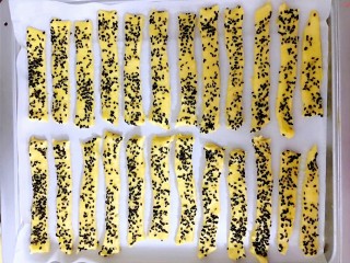 10、红薯饼干棒,切成条状摆在烤盘上