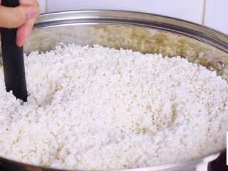 2、醪糟&酒酿鸡尾酒&酒酿小圆子,糯米倒蒸锅里蒸,如果糯米量多,可以中间打开盖子翻动一次,共蒸四十分钟左右