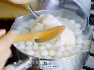 19、醪糟&酒酿鸡尾酒&酒酿小圆子,再把酒酿连着酒酿倒进去,继续煮开