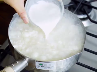 20、醪糟&酒酿鸡尾酒&酒酿小圆子,煮开后,将葛粉水倒入勾芡,最后放入干桂花即可