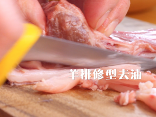 1、意式香煎羊排,将羊排进行简单地修型，去掉边角的肥肉