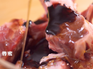 3、意式香煎羊排,倒蜂蜜