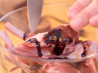 4、意式香煎羊排,加四颗按碎的杜松子