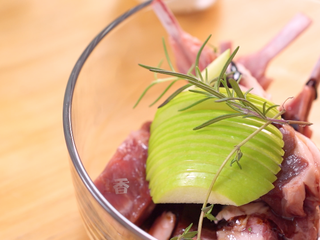 5、意式香煎羊排,加青苹果和迷迭香、百里香，搅拌均匀