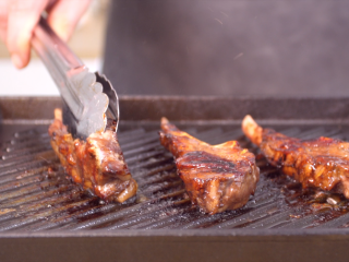 8、意式香煎羊排,让羊排各面都均匀受热，直至煎熟