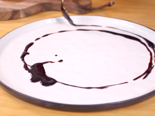 11、意式香煎羊排,用沙拉酱简单装饰盘子，并拌好沙拉