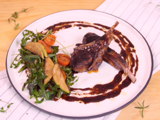 14、意式香煎羊排,加热后的酱汁淋在羊排上，就完成啦