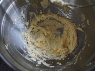 4、好吃的切达芝士酥饼,打发至颜色发白