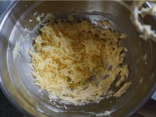 7、好吃的切达芝士酥饼,加入切达丝